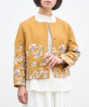  〈遠州織物の工場で織られた上質なコットン生地〉モクレン刺繍 ノーカラー ショート丈ジャケット（セットアップ可能）