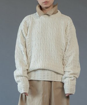  〈希少なエクストラファインラムウール〉ケーブル模様編みニットセーター