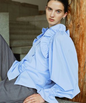 【洗濯機可能/シワになりにくい】〈春名亜美さんコラボ〉ショルダーフリルブラウス