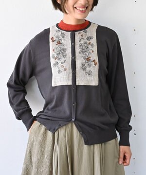  〈細番手の高級綿糸コットンコーマ糸〉〈洗練された繊維だけを残した滑らかな肌触り〉スミレ押し花刺繍のカーディガン