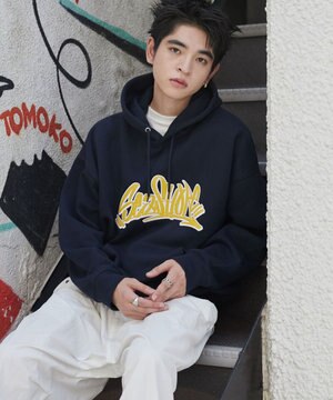  ワッペンロゴパーカー