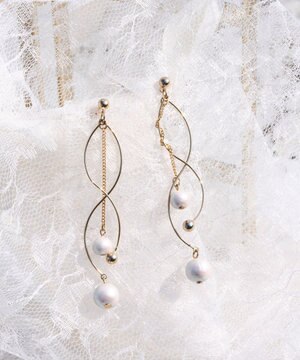  【安田美沙子さん着用】ウェーブパールピアス