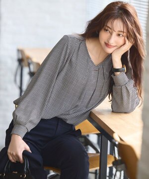  【WEB限定】エニポカシリーズVネック ブラウス