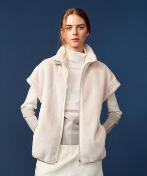  いつものスタイリングをアップデート【WOMEN】ファーフレンチ ベスト