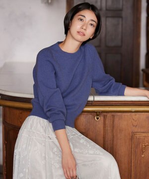 【マガジン掲載】ウールカシミヤブレンドバルキー タック スリーブ ニット（KL25）