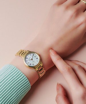  【簡単バンド調整】アンバーイエローゴールドが艶やかな電波時計