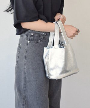  【ANDREA CARDONE】メタリックレザーバケットバッグ