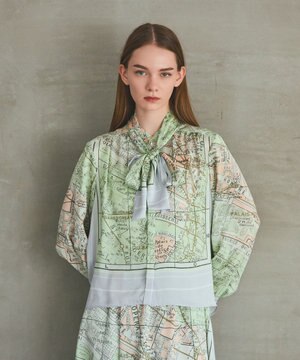  パリスカーフプリントブラウス