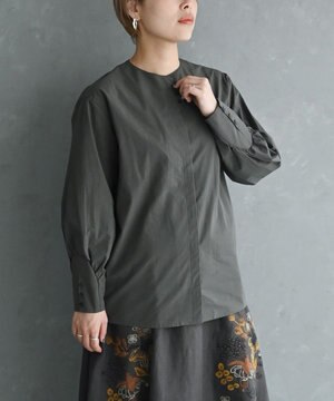  〈遠州織物の工場で織られた上質なコットン生地〉〈通年着られる〉ノーカラーブラウス