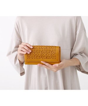  カットワーク フラップ長財布