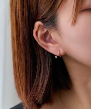  【金属アレルギー対応】【痛くないシリーズ】フラワービジューフロートライトフィットイヤリング　シャンパンゴールド