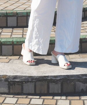  【GAIMO/ガイモ】Vカットスクエアヒールサンダル