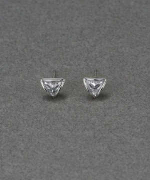  〈金属アレルギー対応〉モダントライアングルピアス　シルバー/ニッケルフリー