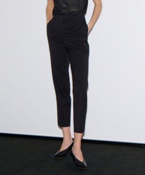 ウールバイストレッチ　テーパードパンツ