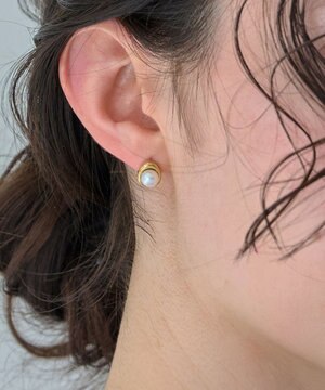  〈金属アレルギー対応〉ニュアンスメタルドロップパールピアス/ゴールド　淡水パール/天然パール