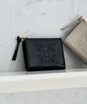  エンボスモノグラムハーフウォレット(SO-437)