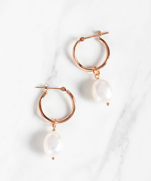 WEB限定】PETAL HOOP PIERCED EARRINGS K10 淡水パール ピアス / TOCCA