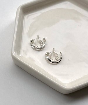  〈シリーズ累計販売10000点突破！〉〈痛くないシリーズ/金属アレルギー対応〉クロスフープクリスタルループフィットイヤリング　シルバー