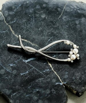  パール調ツイスト ブローチ