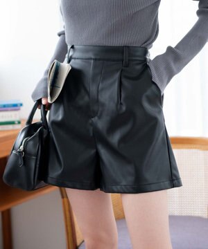  Fレザータックショートパンツ