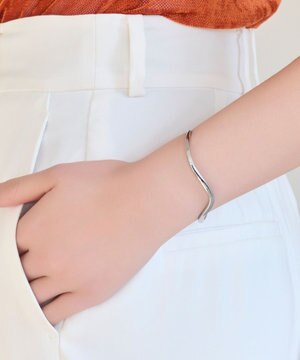  【金属アレルギー対応】ウェーブラインメタルバングル/サージカルステンレス