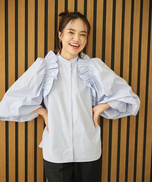 【洗濯機可能/シワになりにくい】〈春名亜美さんコラボ〉ショルダーフリルブラウス