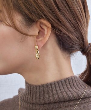  ニュアンスリボンピアス　ゴールド