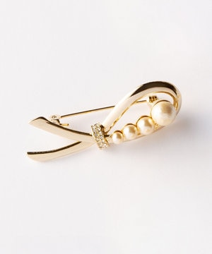 ハーフリボン ブローチ