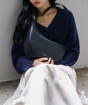  【CHRISTIAN VILLA】ミディアムサイズレザーホーボーバッグ