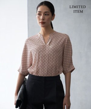 【WEB限定】BackSatinAmunzen 5分袖キーネックブラウス