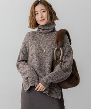  【洗える】ミックスブークレ サイドスリットタートルニット