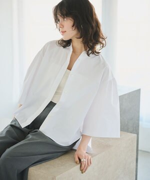  【洗濯機可能/シワになりにくい】〈お尻・太ももをカバー〉フレアスリーブイタリアンカラーシャツ