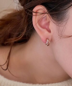  【金属アレルギー対応】【痛くないシリーズ】ストレートシャインクリスタルループフィットイヤリング　シャンパンゴールド