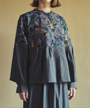  筆記帳刺繍ヨーク切り替えブラウス〈国産・muucオリジナル総柄刺繍〉〈オーガニック綿〉〈贅沢な刺繍とタック使い〉〈ゆったりリラックス〉〈3シーズン春秋冬〉