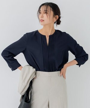  【洗える】 バックサテンアムンゼン キーネック ブラウス