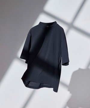 【WEB限定】【新素材 / 新型】エンジニアドテックT リラックスフォルムモックネックTシャツ