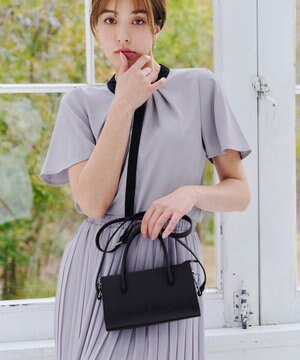  【本革】ショルダーストラップ付きスクエアミニバッグ