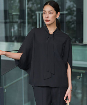 【WEB限定カラーあり】FluidBackSatin ドルマンスリーブボウタイブラウス