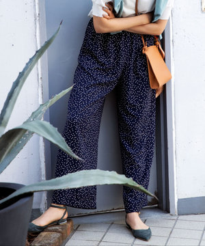 【洗える】ヌーディスバックサテン ワイドパンツ