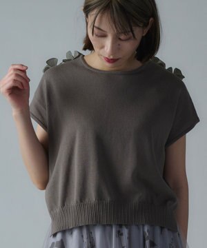  花モチーフ付きコットンニットプルオーバー