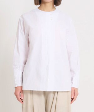  〈遠州織物の工場で織られた上質なコットン生地〉〈通年着られる〉ノーカラーブラウス