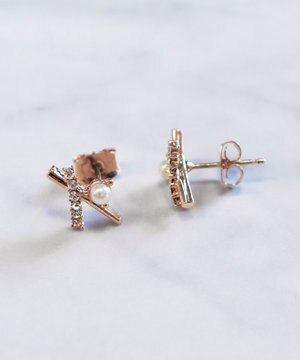  【安田美沙子さん着用・金属アレルギー対応】パール付きクロスピアス／イヤリング