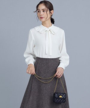  フリルカラーブラウス