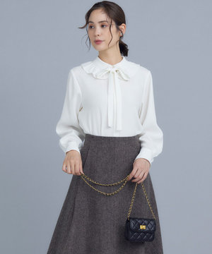 フリルカラーブラウス