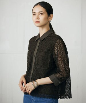 【ドラマ「明日はもっと いい日になる」着用】【洗える】ジオメトリックフラワーレースクロップド丈シャツ ブラウス