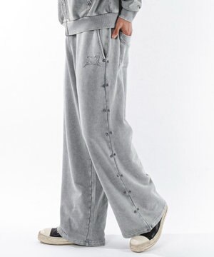  【ユニセックス着用ITEM】ブリーチスタッズロゴスウェットパンツ