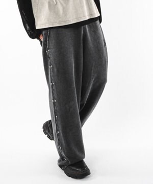  【ユニセックス着用ITEM】ブリーチスタッズロゴスウェットパンツ