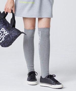 【WOMEN】【土踏まずをサポート】ロゴ ニーハイ ソックス