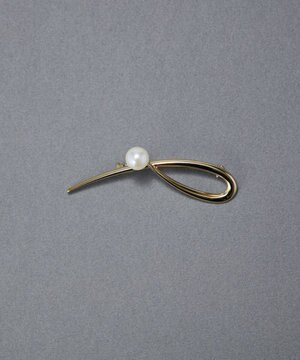  スタイリッシュクロスカーブパールブローチ　ゴールド