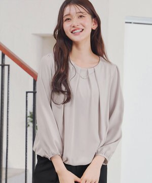 【洗える】ネックレス見えパーツ付きタックブラウス